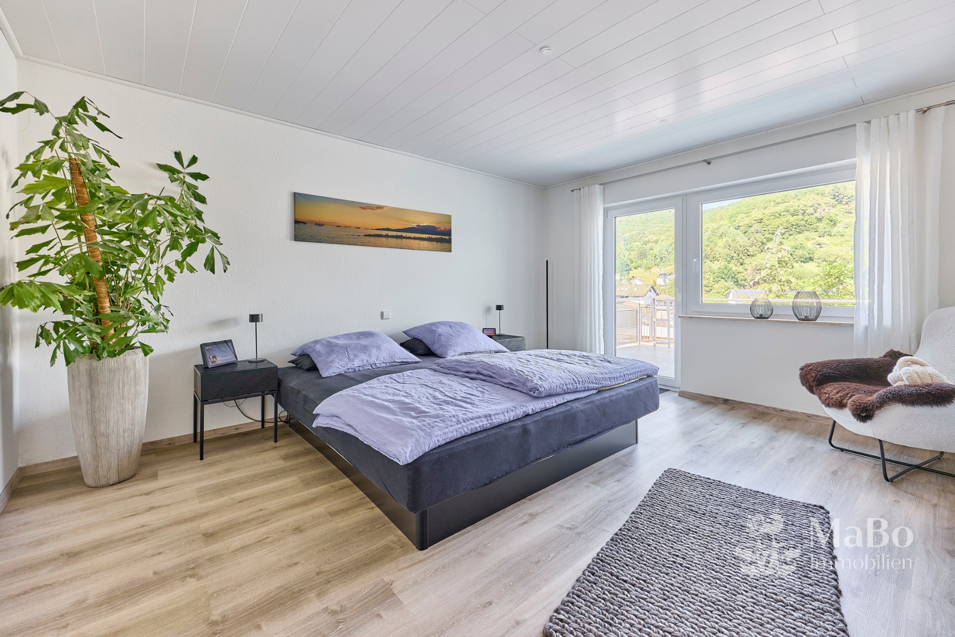Schlafzimmer mit Balkonzugang und Blick ins Grüne