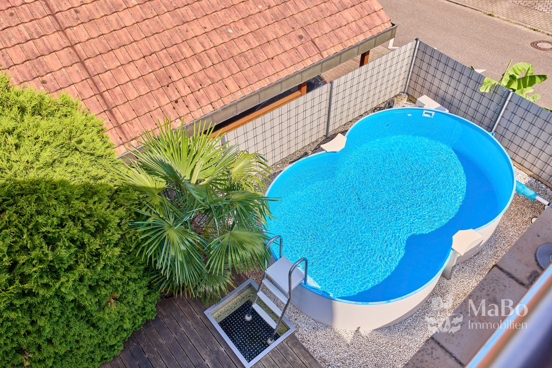 Garten mit Pool und Whirlpool von oben