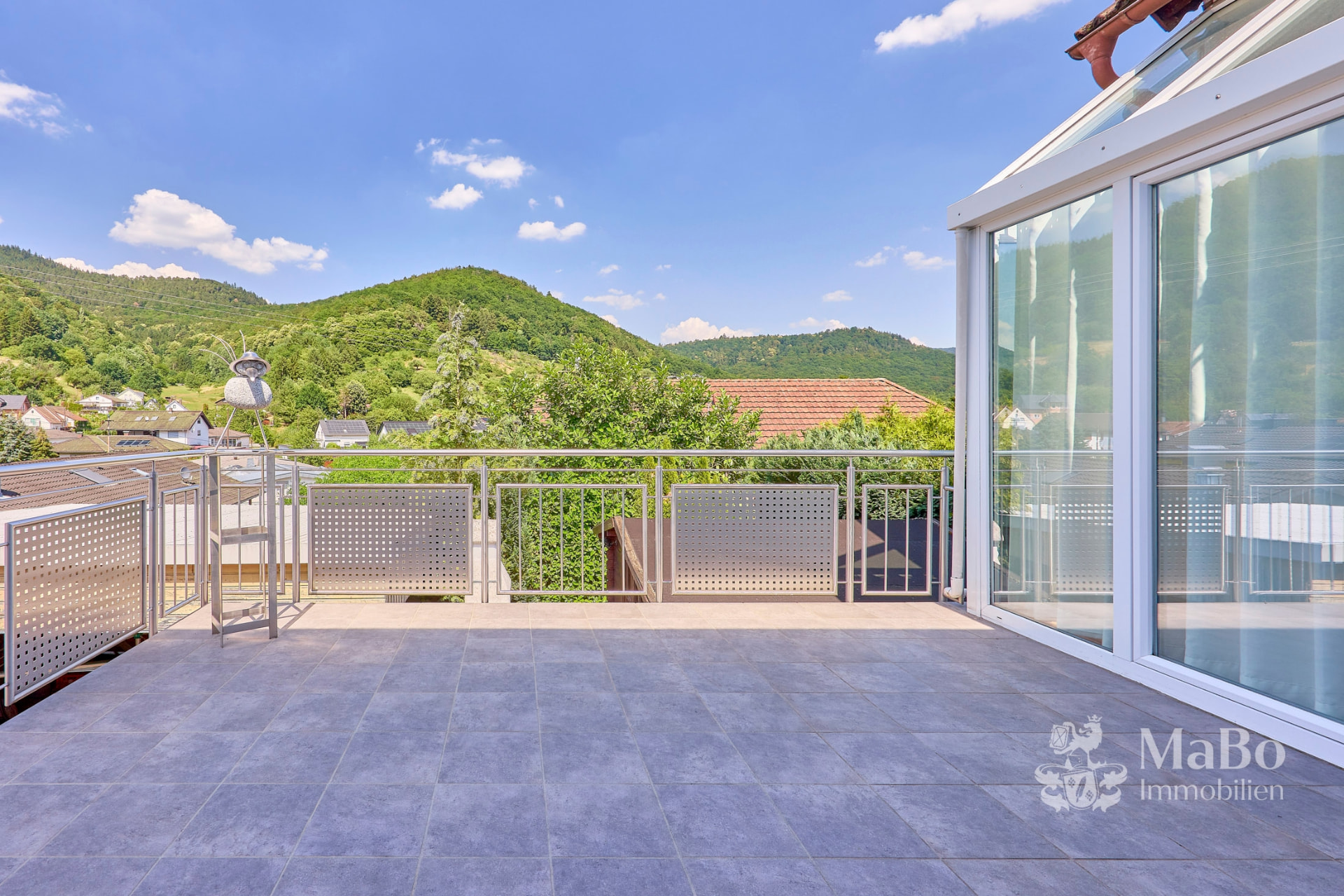 Große Dachterrasse mit Wintergarten und Blick in den Pfälzerwald